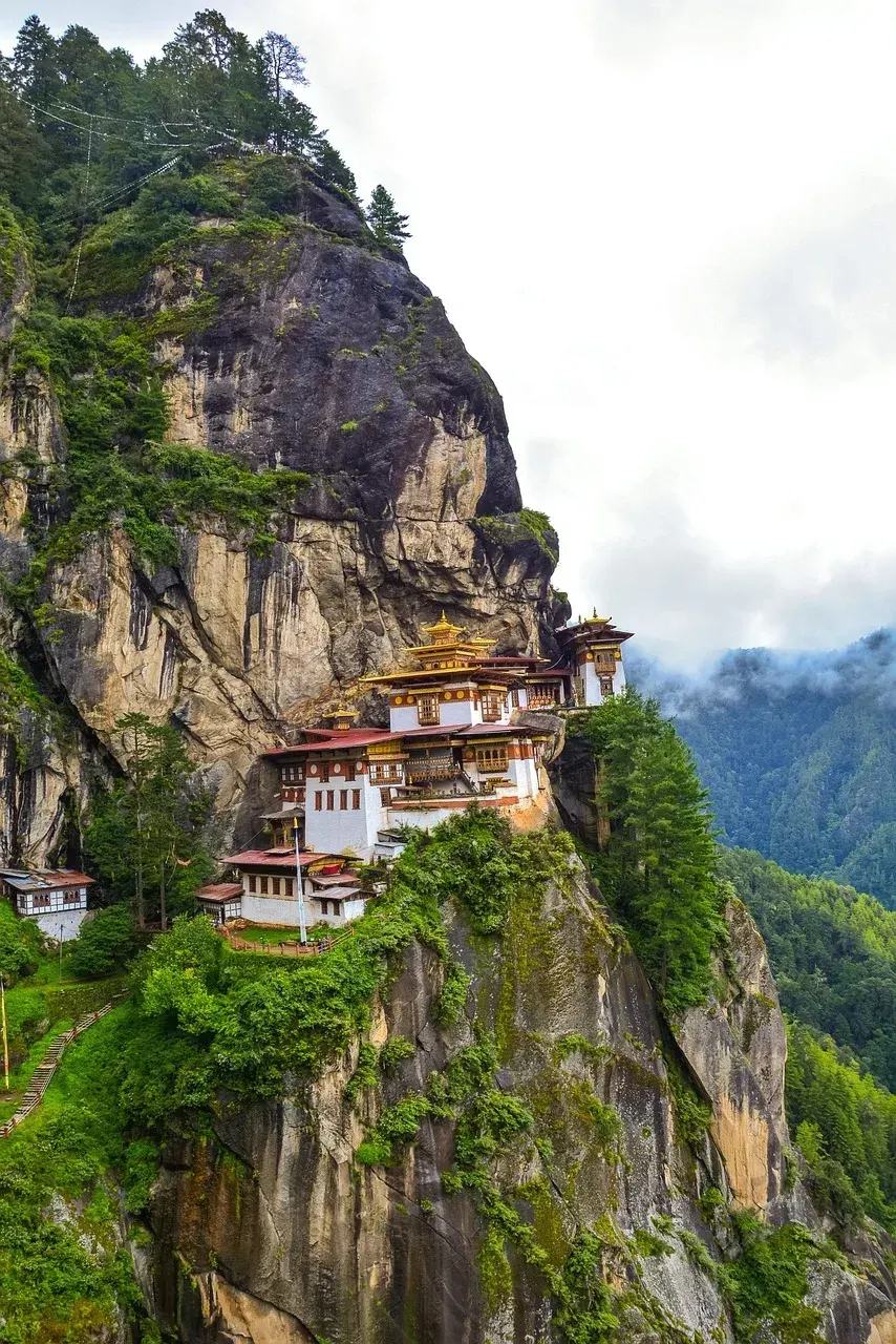 Boeddhistisch klooster tegen een steile rotswand in Bhutan