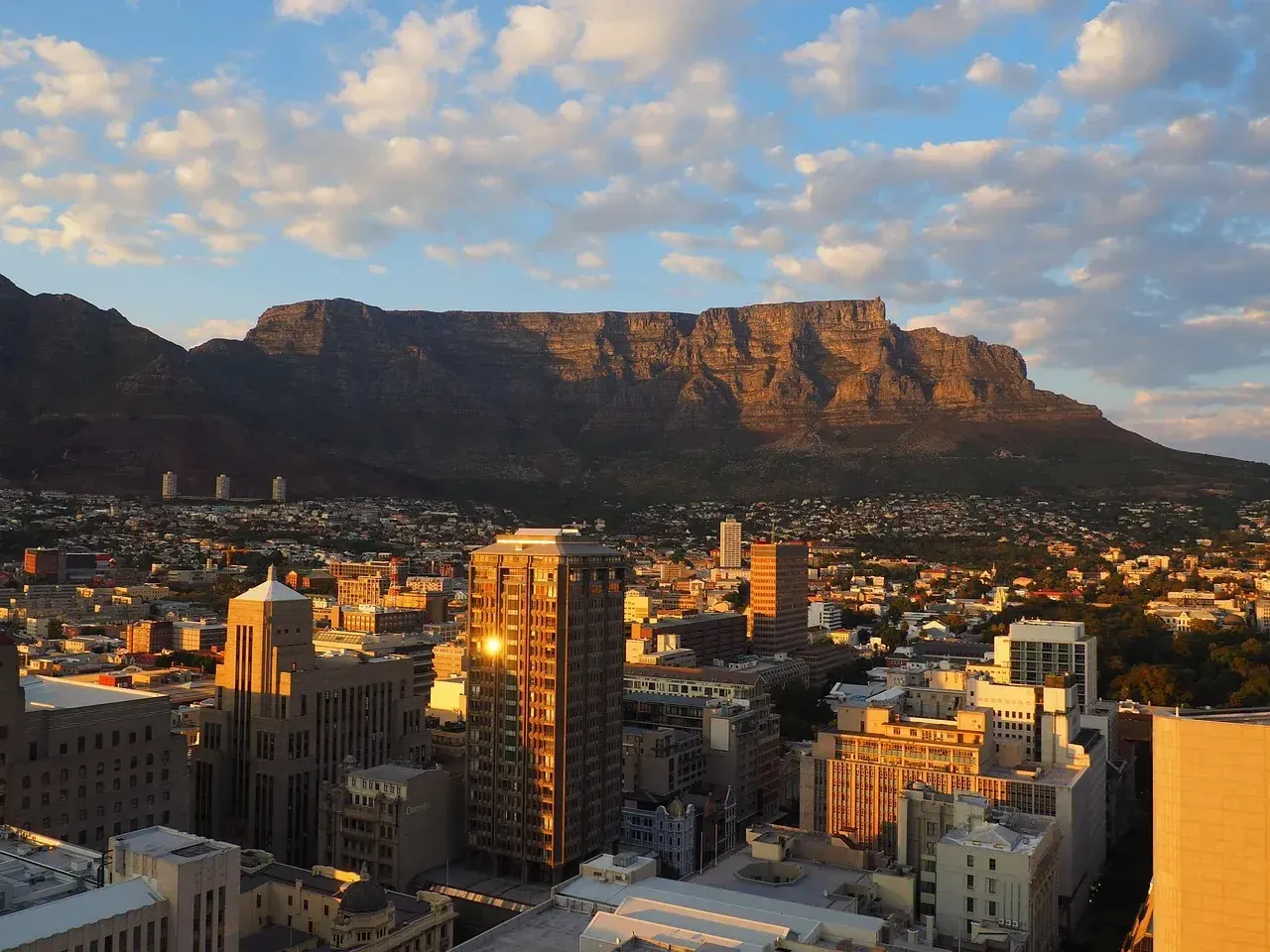 De Tafelberg boven de stad Kaapstad bij zonsondergang