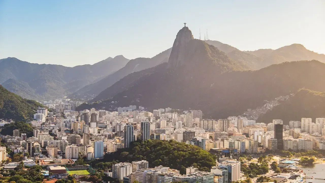 Uitzicht over Rio de Janeiro met bergen op de achtergrond