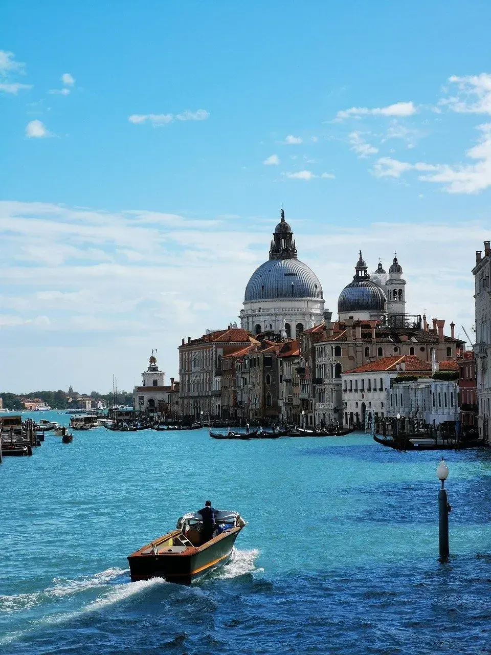 De koepels van Santa Maria della Salute aan het Canal Grande in Venetië